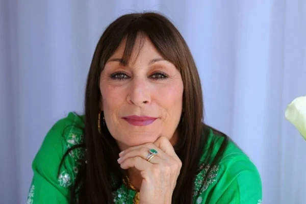 anjelica huston net worth